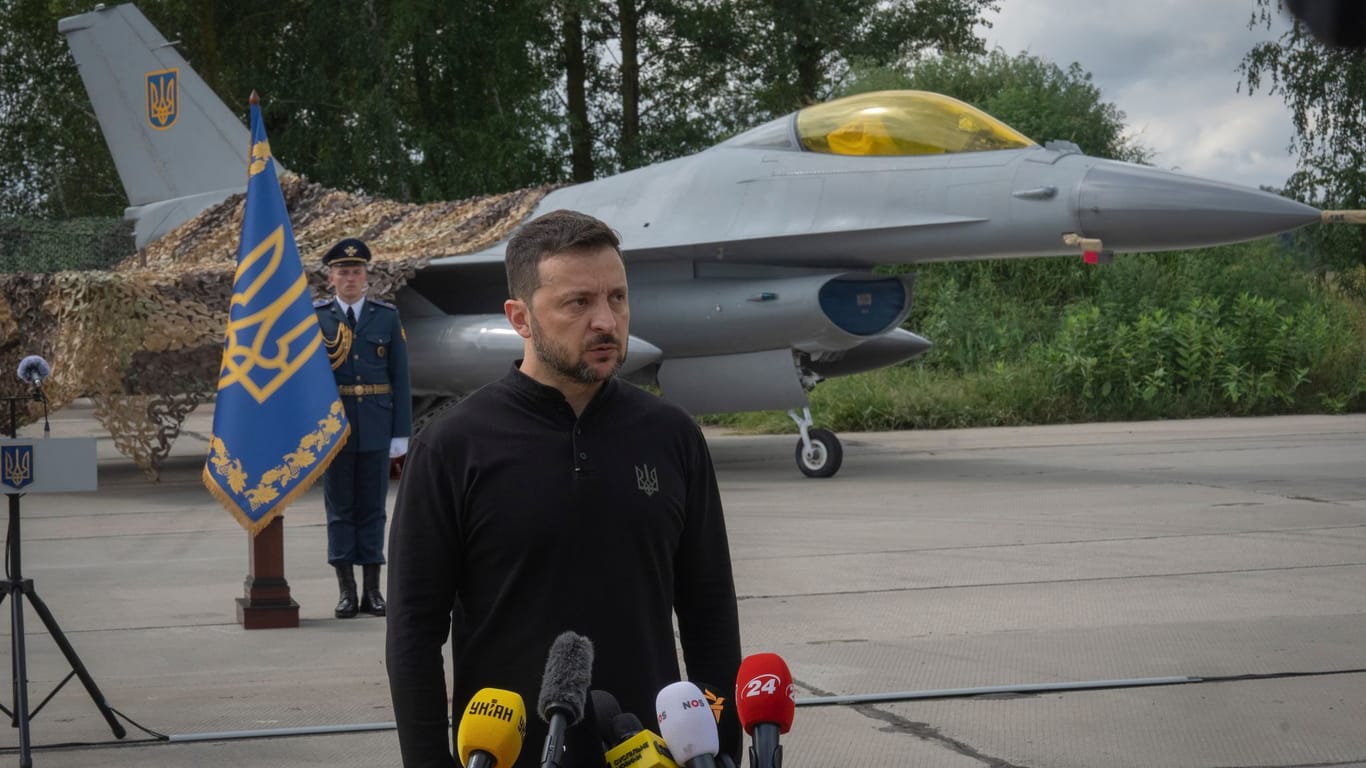 Ukraine-Krieg - Selenskyj stellt erste F-16 der Ukraine vor