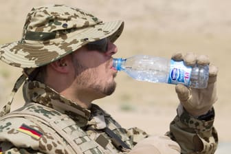 Ein Bundeswehrsoldat trinkt aus einer Wasserflasche (Archivbild): Es gibt einen Verdacht auf Sabotage in der Kaserne in Köln-Wahn.