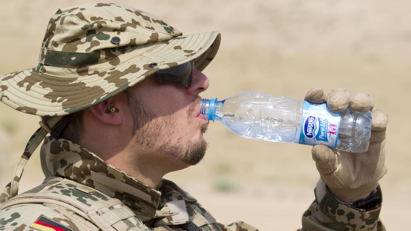 Ein Bundeswehrsoldat trinkt aus einer Wasserflasche (Archivbild): Es gibt einen Verdacht auf Sabotage in der Kaserne in Köln-Wahn.