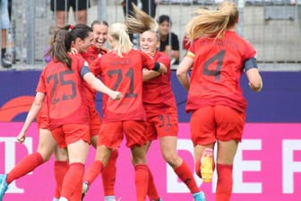 Bayerns Spielerinnen feiern in Dresden: Gegen den VfL Wolfsburg holte der Meister einen Sieg.