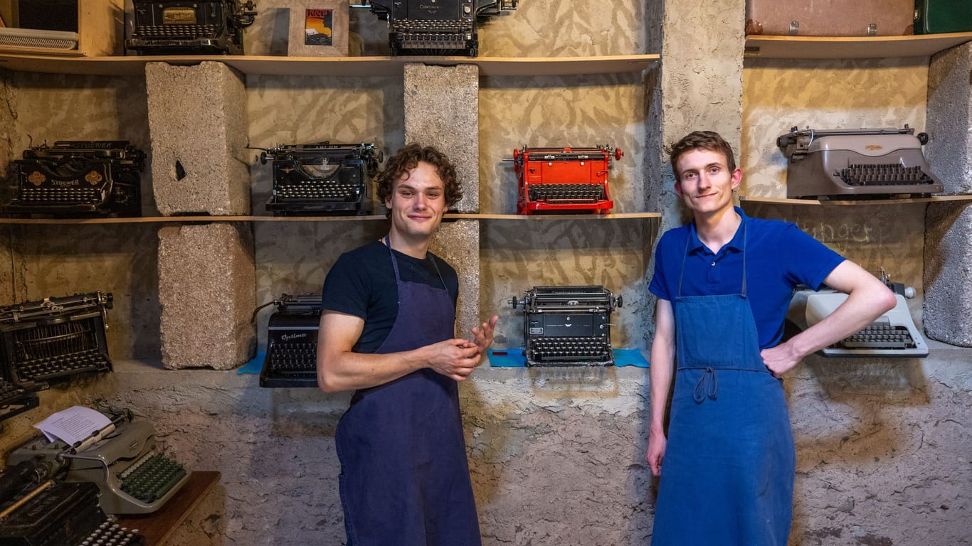 Zwei junge Männer sind Schreibmaschinen-Fans