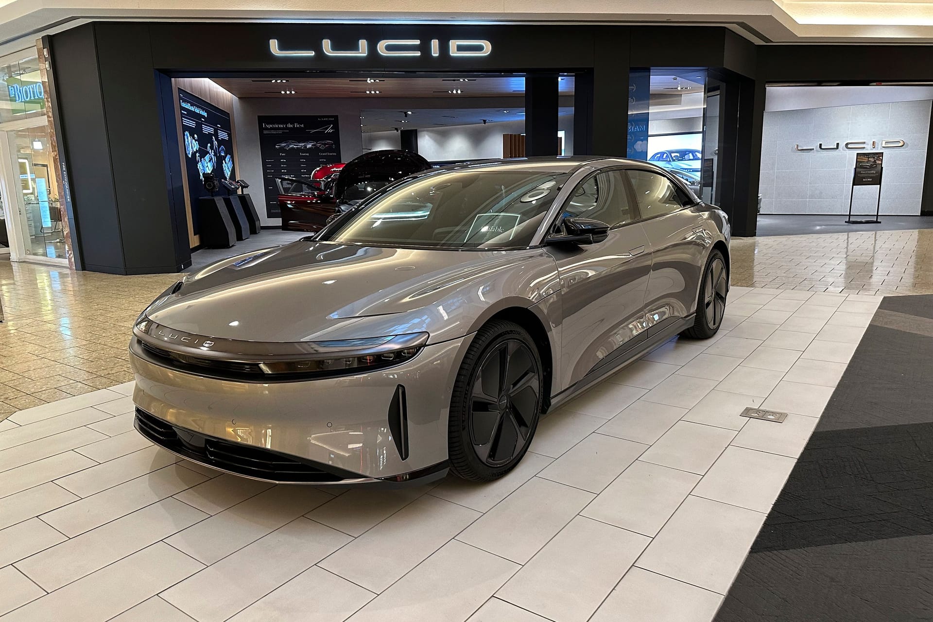 Ein Lucid Air: Auch in Hamburg kann das Modell bald begutachtet werden.