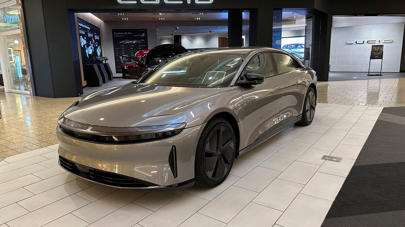 Ein Lucid Air: Auch in Hamburg kann das Modell bald begutachtet werden.