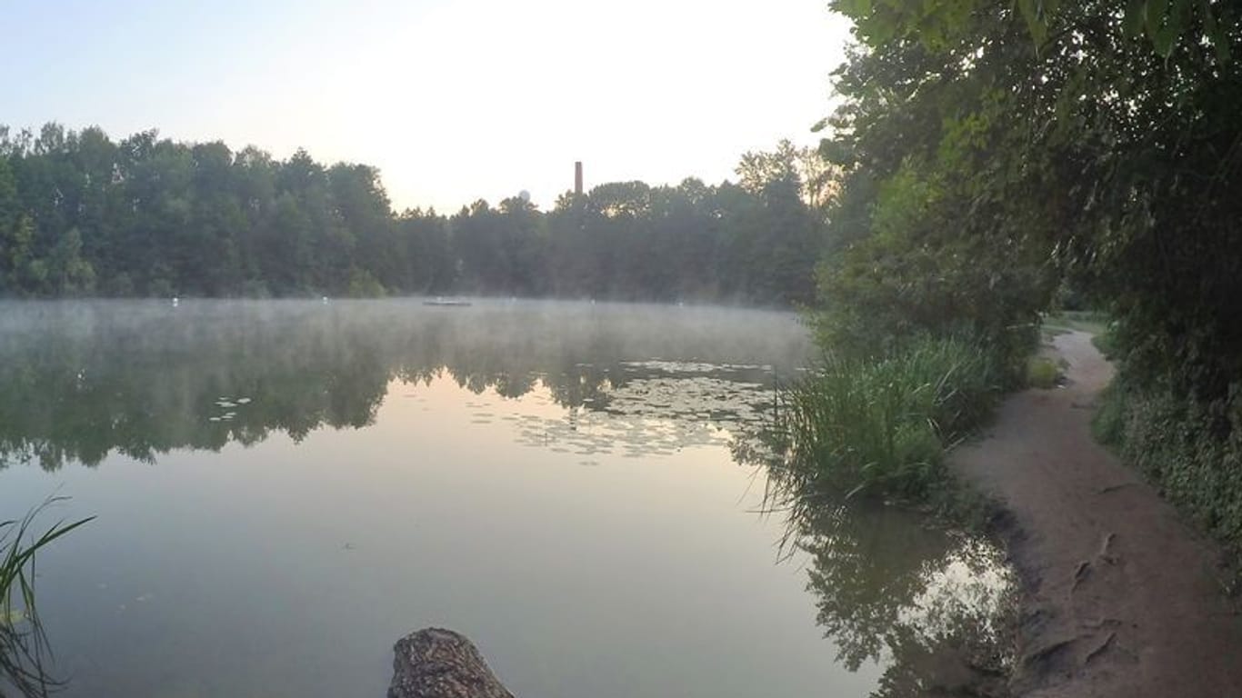 Bodennebel liegt am frühen Morgen über dem Teufelssee: Das Landesamt für Gesundheit und Soziales rät derzeit vom Baden im Teufelssee ab.