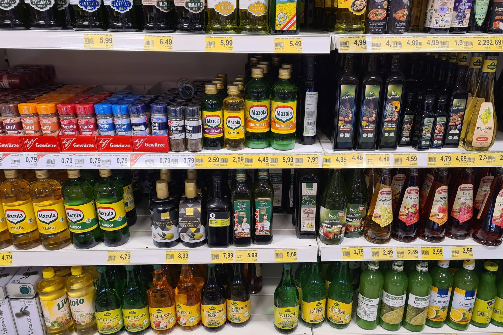 Supermarktregal (Symbolbild): Besonders Olivenöl ist stark im Preis gestiegen.