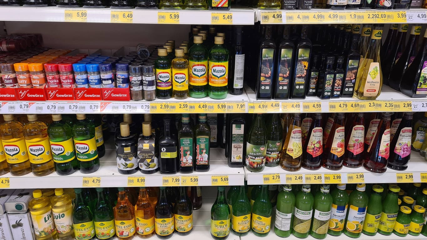 Supermarktregal (Symbolbild): Besonders Olivenöl ist stark im Preis gestiegen.