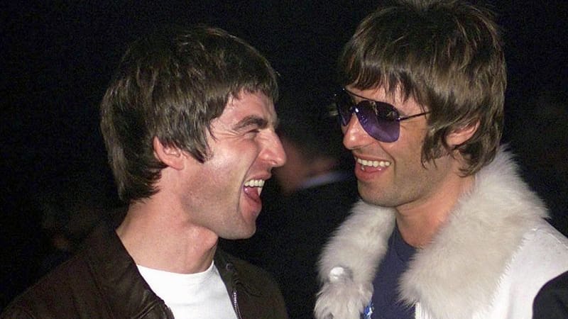 Oasis: Die Brüder Noel (l.) und Liam Gallagher beenden ihren Streit.