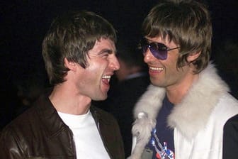 Oasis: Die Brüder Noel (l.) und Liam Gallagher beenden ihren Streit.