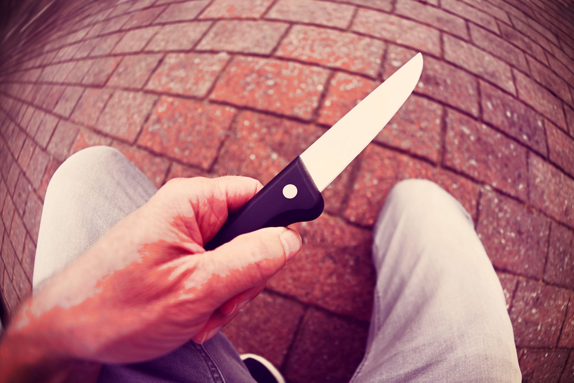 Ein Mann hält ein Messer in der Hand (Symbolfoto): Nach den Taten von Solingen und Siegen steigt die Nervosität.