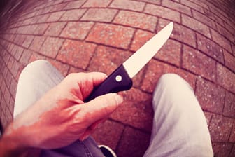 Ein Mann hält ein Messer in der Hand (Symbolfoto): Nach den Taten von Solingen und Siegen steigt die Nervosität.