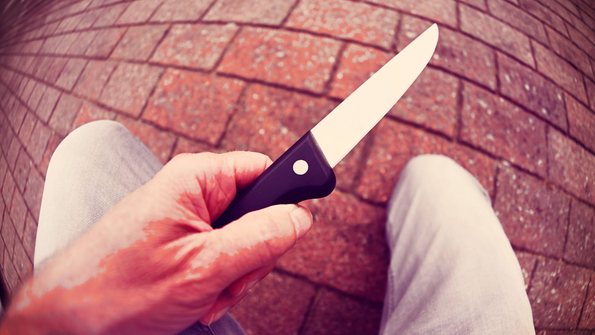 Ein Mann hält ein Messer in der Hand (Symbolfoto): Nach den Taten von Solingen und Siegen steigt die Nervosität.