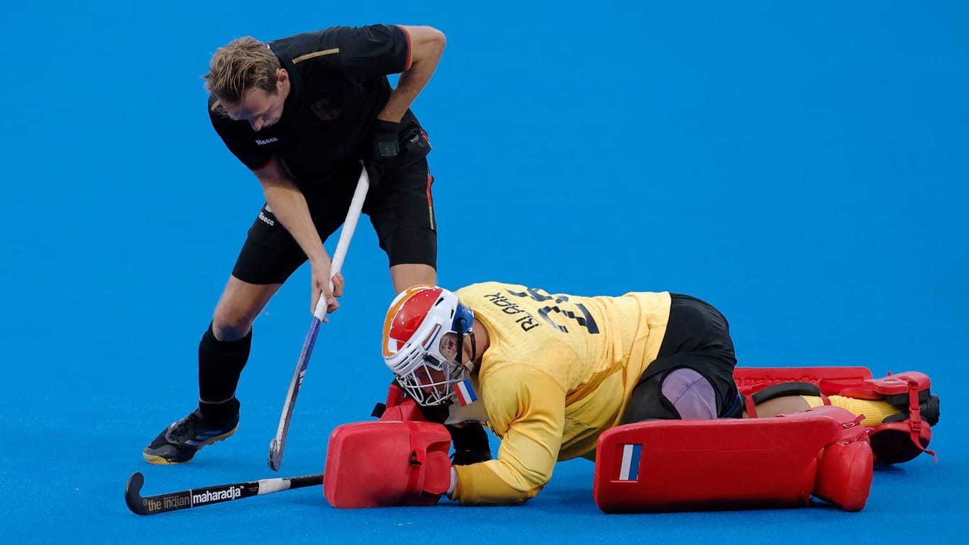 Kein Durchkommen: Niklas Wellen scheitert an Niederlande-Keeper Pirmin Blaak.