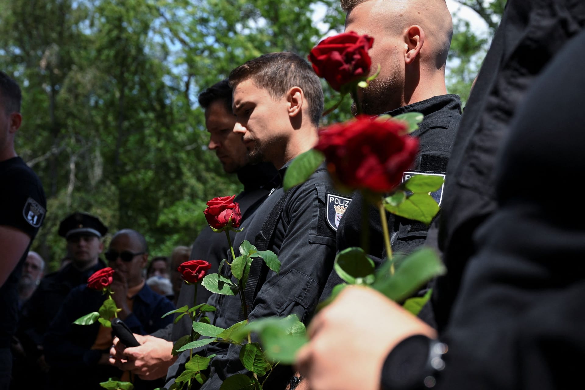 Nach dem Tod eines Polizeibeamten in Mannheim im Juni legen seine Kollegen Rosen nieder. Der 29-Jährige war im Dienst mit einem Messer attackiert und getötet worden.