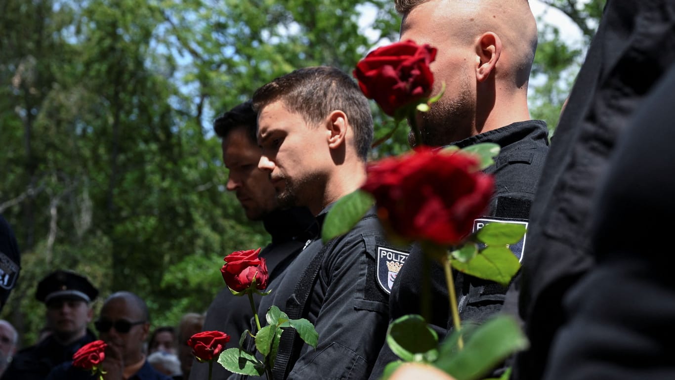 Nach dem Tod eines Polizeibeamten in Mannheim im Juni legen seine Kollegen Rosen nieder. Der 29-Jährige war im Dienst mit einem Messer attackiert und getötet worden.