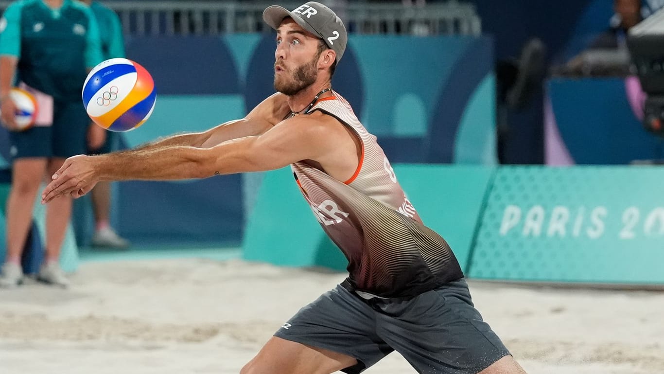 Clemens Wickler: Der deutsche Beachvolleyballer baggert den Ball zu seinem Teamkollegen.