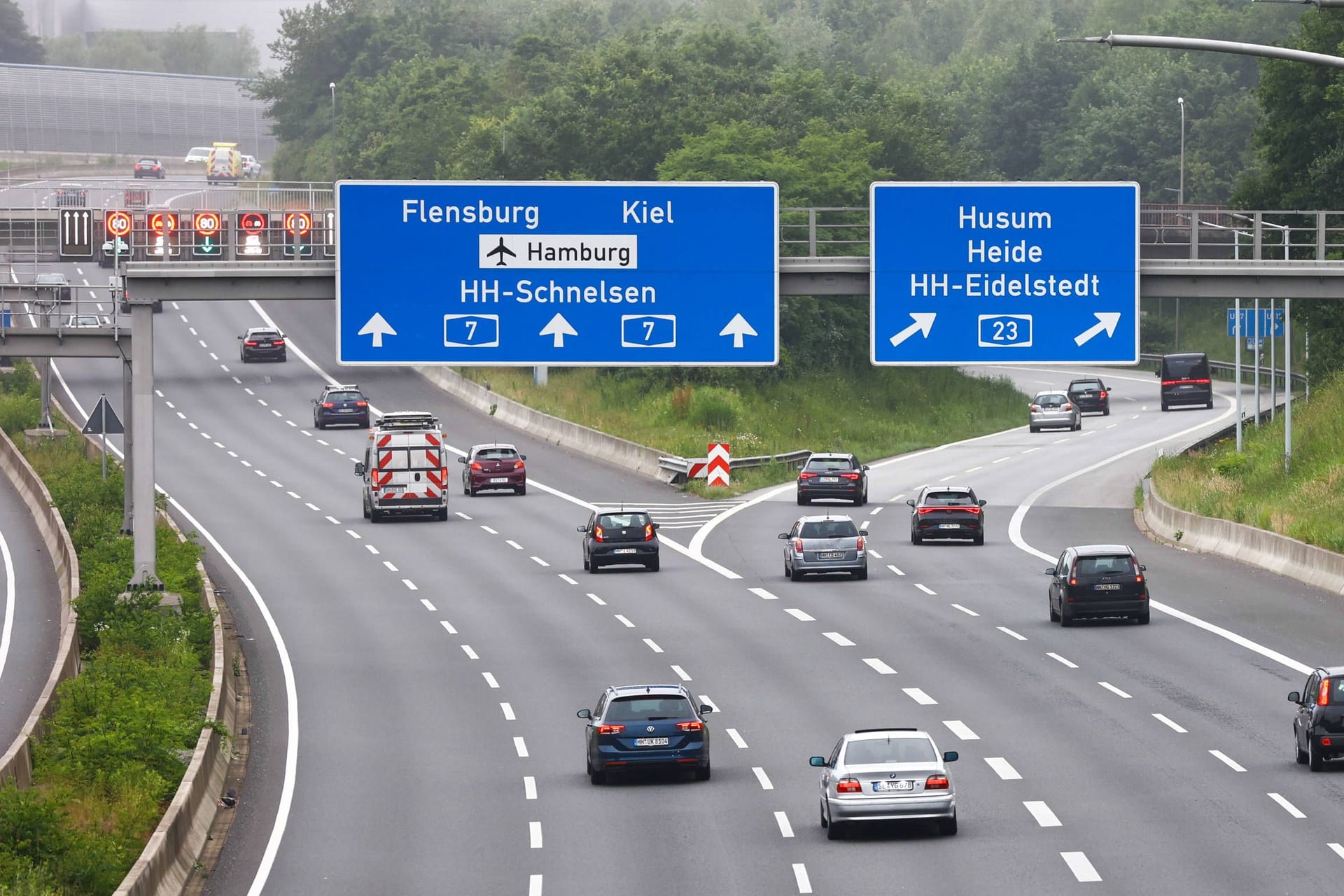 Autobahn A7 bei Hamburg (Archivbild): Es stehen Brückenbauarbeiten an.