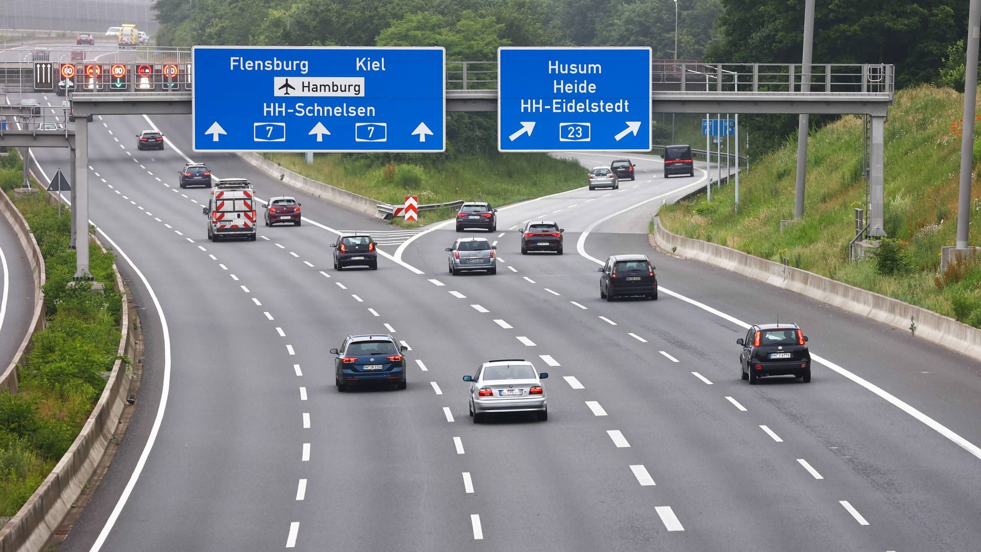 Autobahn A7 bei Hamburg (Archivbild): Es stehen Brückenbauarbeiten an.