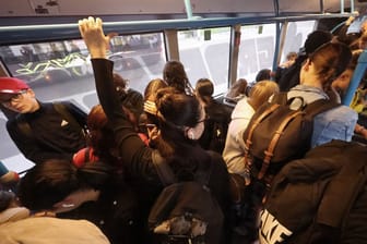 Schulkinder stehen im Schulbus (Symbolbild): Die Fahrt nach Achim wird beschwerlich.