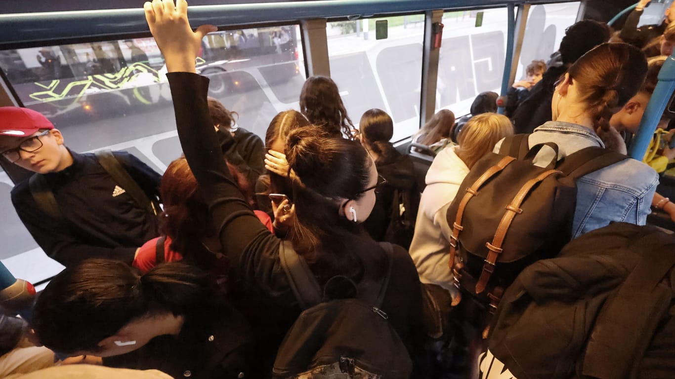 Schulkinder stehen im Schulbus (Symbolbild): Die Fahrt nach Achim wird beschwerlich.