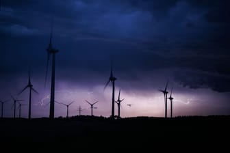 Unwetter über einem Windpark in Niedersachsen: Nach der Hitze folgt eine Abkühlung.