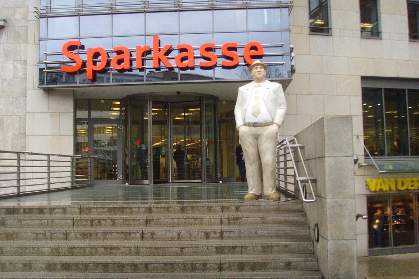 Filiale einer Sparkasse: Ihre Kredit- oder Debitkarte können Sie rund um die Uhr sperren lassen