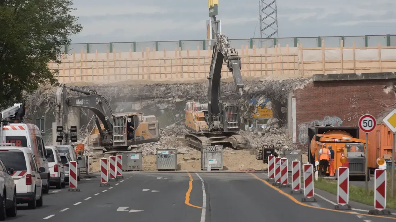 Ein Brückenteil wurde bereits abgerissen, doch nun sind die Arbeiten zum Erliegen gekommen.