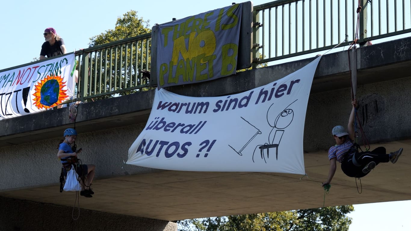 Klimaaktivisten hängen ein Plakat von einer Brücke über der A27. Laut Gericht durfte die Demonstration nur eine halbe Stunde dauern.