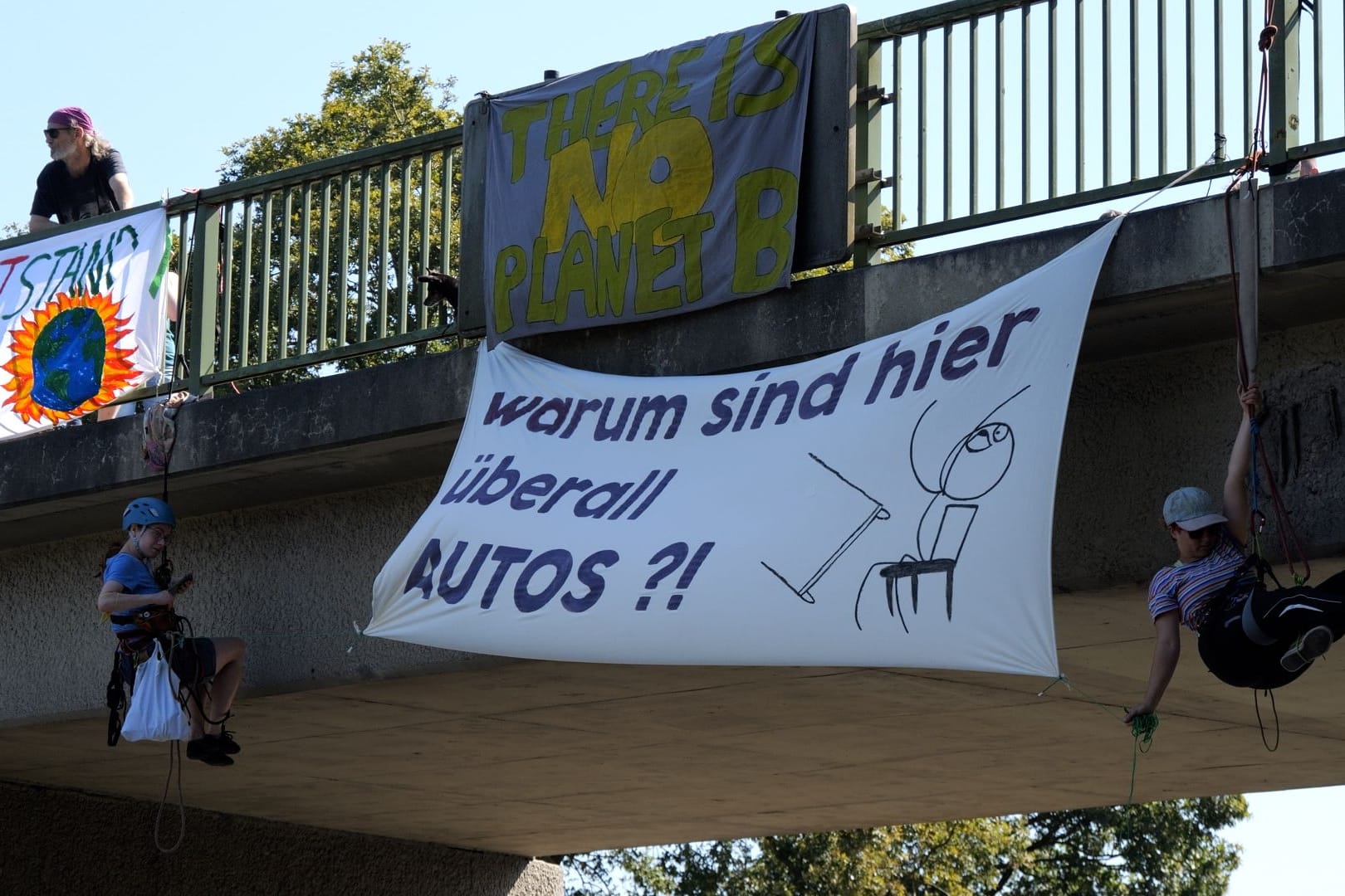 Klimaaktivisten hängen ein Plakat von einer Brücke über der A27. Laut Gericht durfte die Demonstration nur eine halbe Stunde dauern.