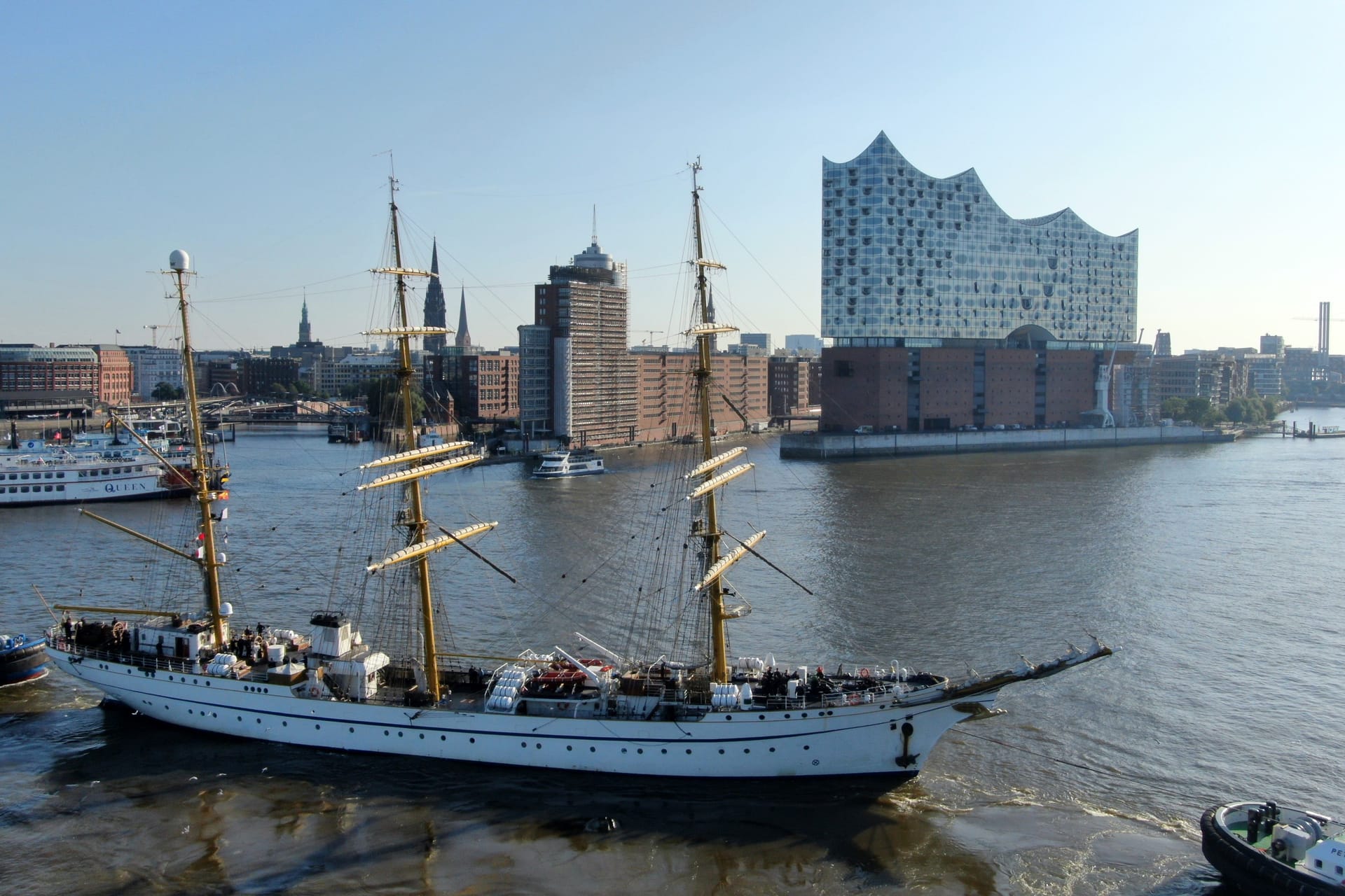 Die "Gorch Fock" vor der Elbphilharmonie in Hamburg: Das Schiff hat zu einer planmäßigen Instandsetzung bei der Norderwerft festgemacht.