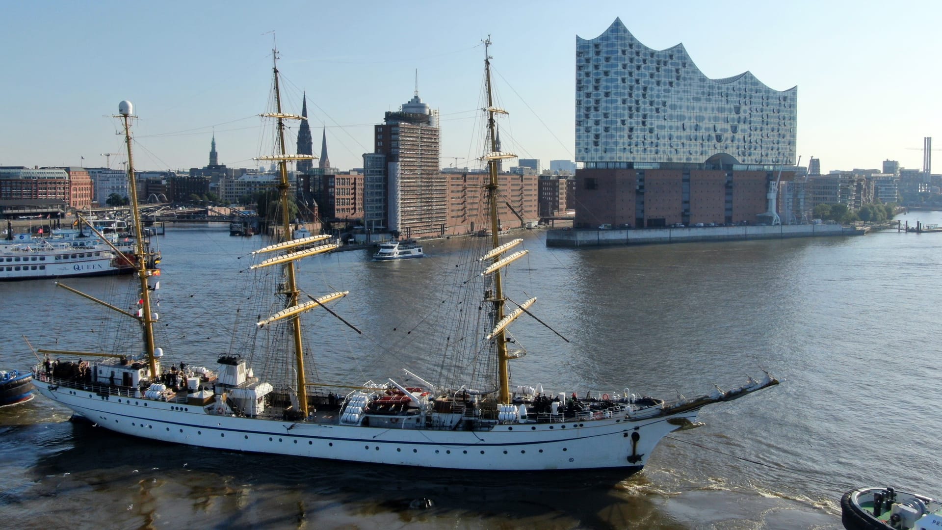 Die "Gorch Fock" vor der Elbphilharmonie in Hamburg: Das Schiff hat zu einer planmäßigen Instandsetzung bei der Norderwerft festgemacht.