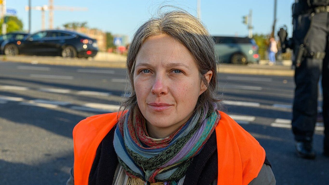 Caroline Schmidt bei einem Protest in Berlin: Ihre Haftstrafe wird laut einem Bericht umgewandelt.