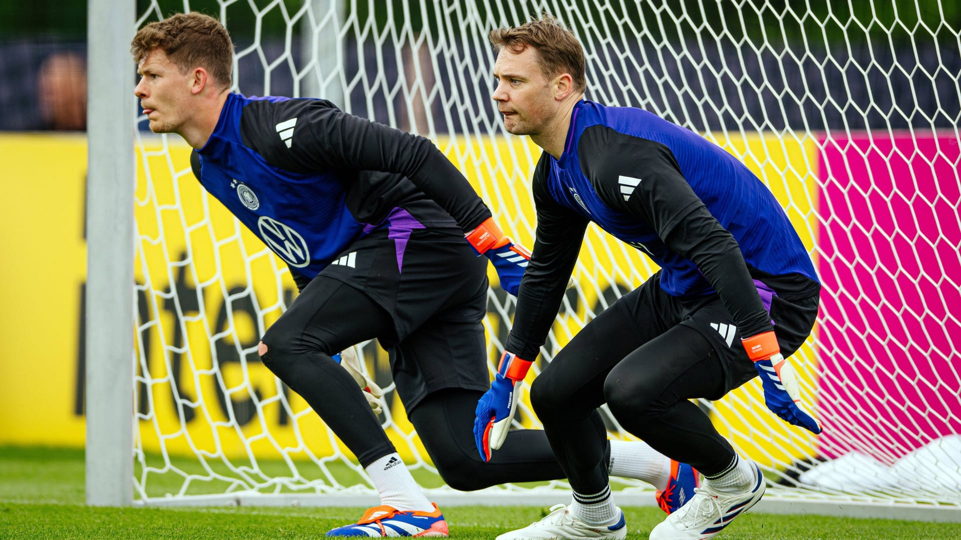 Alexander Nübel (l.) und Manuel Neuer gemeinsam im DFB-Training in der Vorbereitung auf die EM.