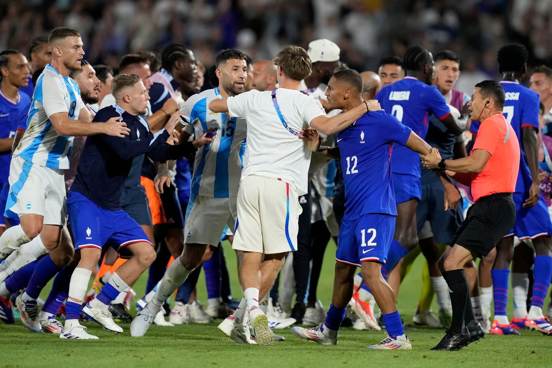 Argentinische und französische Spieler auf dem Feld: Nach dem Spiel im olympischen Viertfinale gab es eine Auseinandersetzung.