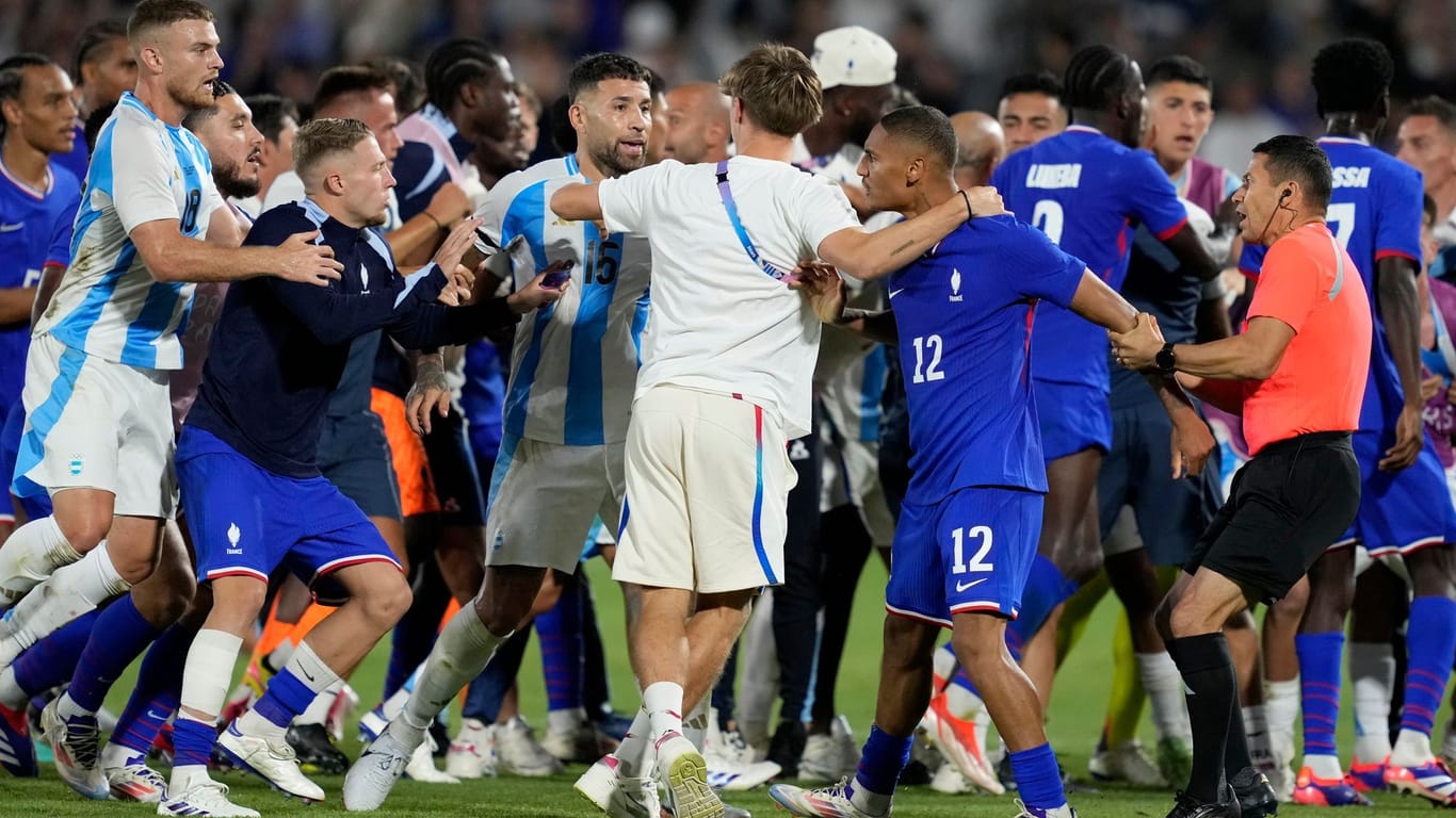 Argentinische und französische Spieler auf dem Feld: Nach dem Spiel im olympischen Viertfinale gab es eine Auseinandersetzung.