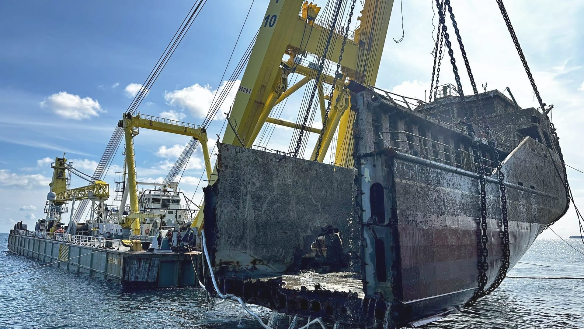 Schwimmkran hebt erstes Teil von «Verity»-Wrack