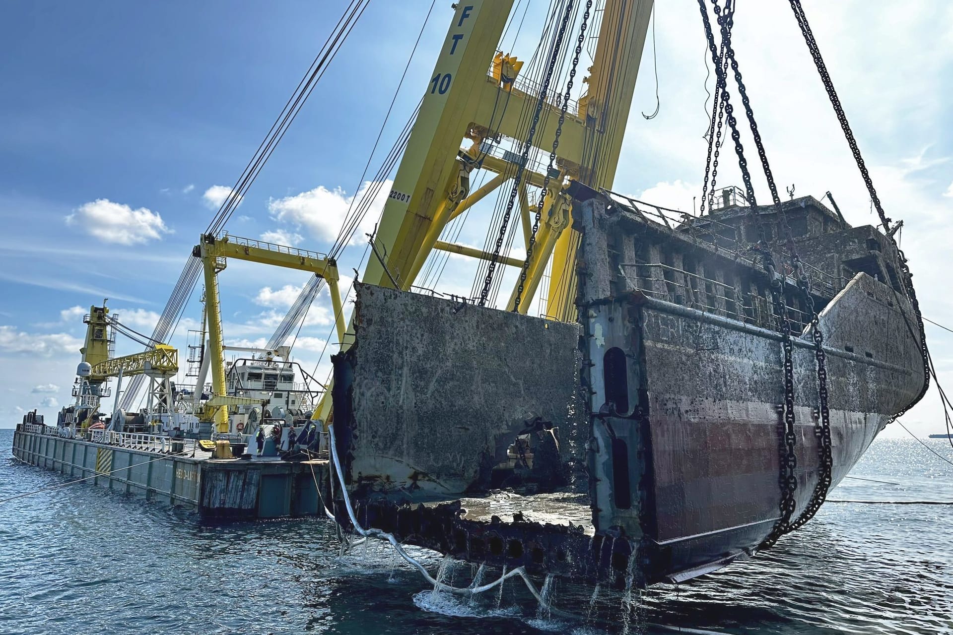 Schwimmkran hebt erstes Teil von «Verity»-Wrack