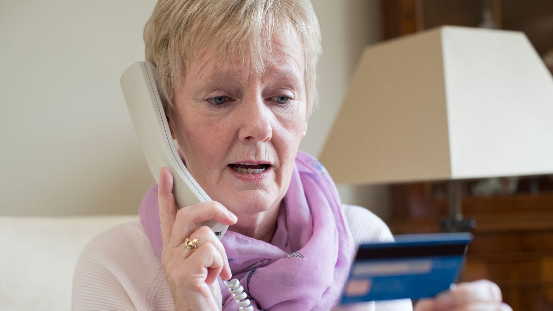 Frau telefoniert mit der Hotline ihrer Bank