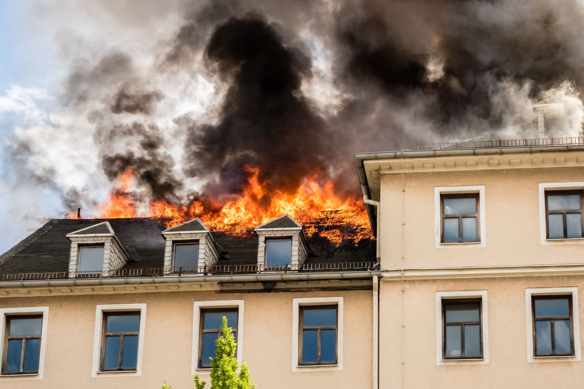 Dachstuhl eines Hauses steht in Flammen