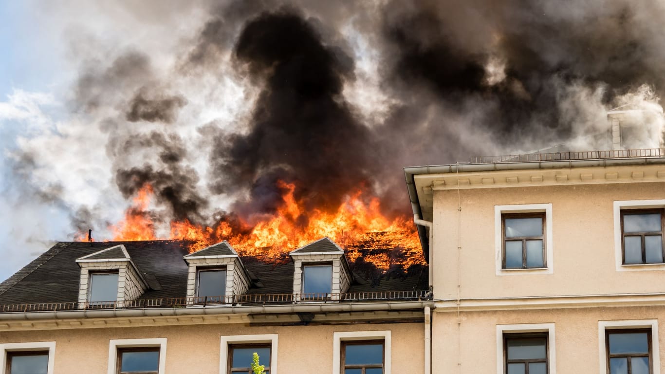 Dachstuhl eines Hauses steht in Flammen