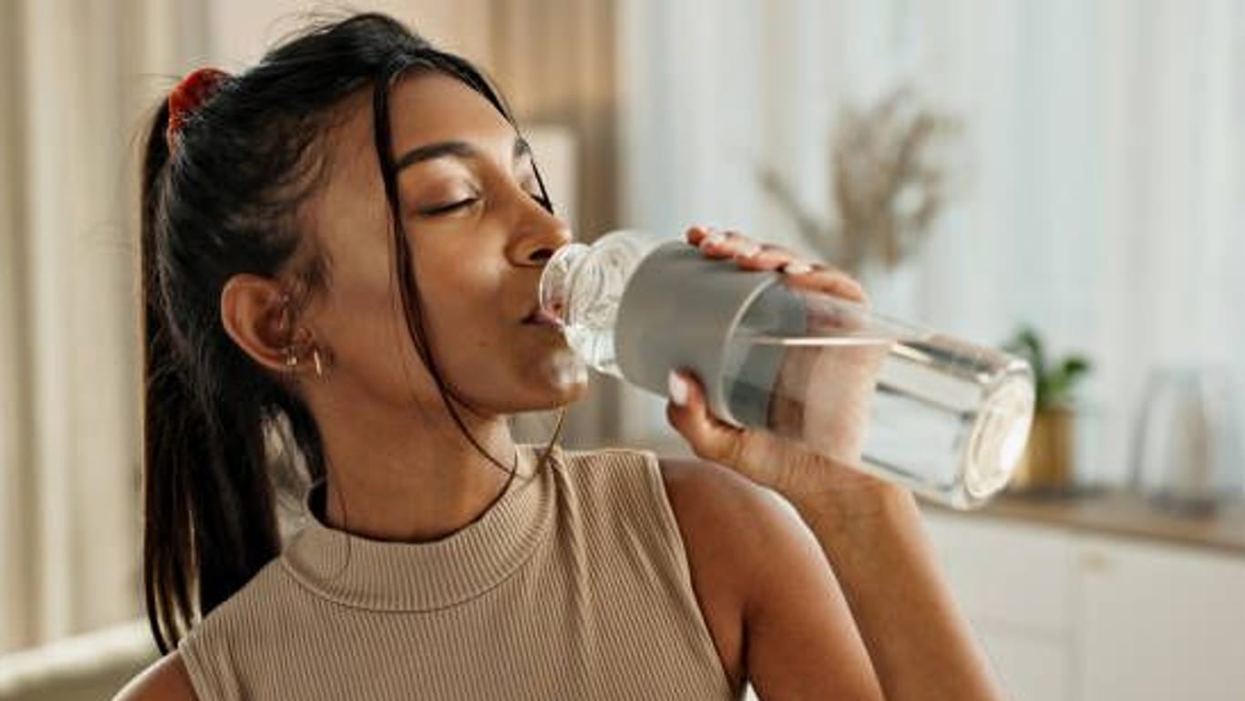 Wichtig für die Gesundheit: Viel zu trinken ist beim Abnehmen zwar sinnvoll, doch das alleine führt nicht zur Gewichtsreduktion.