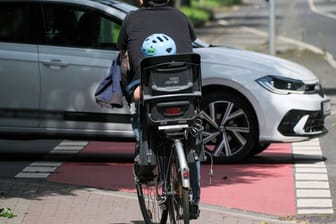 Fahrrad mit Kindersitz: Das Kind trägt einen Helm