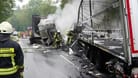 Die ausgebrannten Laster: Die Fahrer konnten nicht mehr gerettet werden.