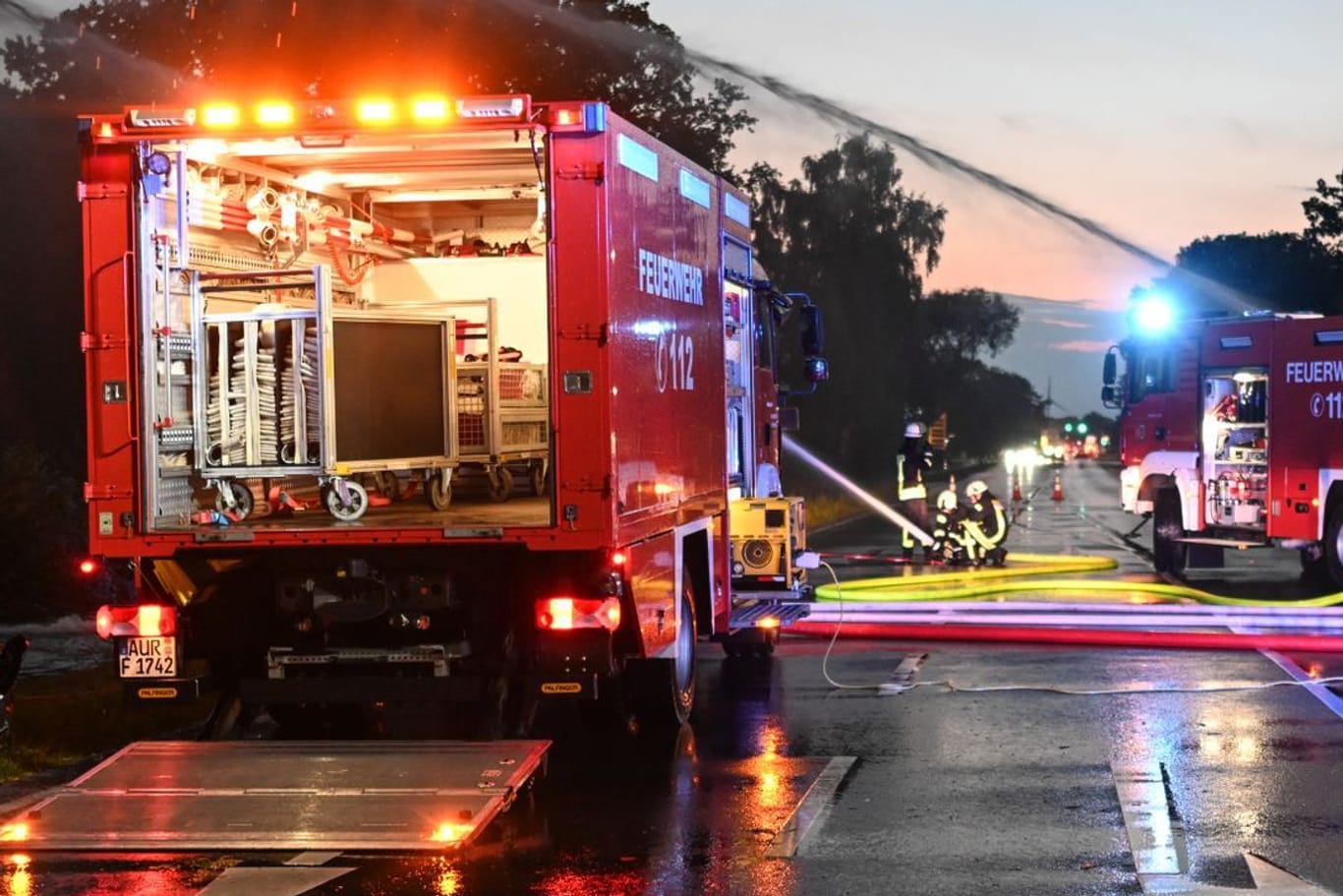 Die Feuerwehr pumpt Wasser vom Gelände einer Tankstelle in Aurich.