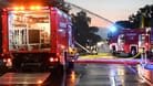 Die Feuerwehr pumpt Wasser vom Gelände einer Tankstelle in Aurich.