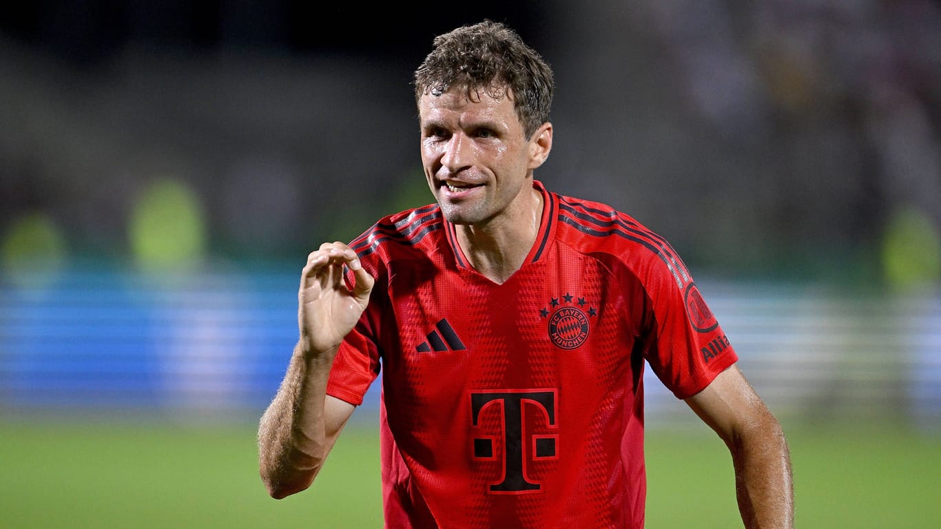 Thomas Müller im aktuellen Heimtrikot des FC Bayern: Im kommenden Jahr sollen die Münchner noch ein Jubiläumsjersey erhalten.