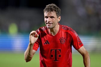 Thomas Müller im aktuellen Heimtrikot des FC Bayern: Im kommenden Jahr sollen die Münchner noch ein Jubiläumsjersey erhalten.