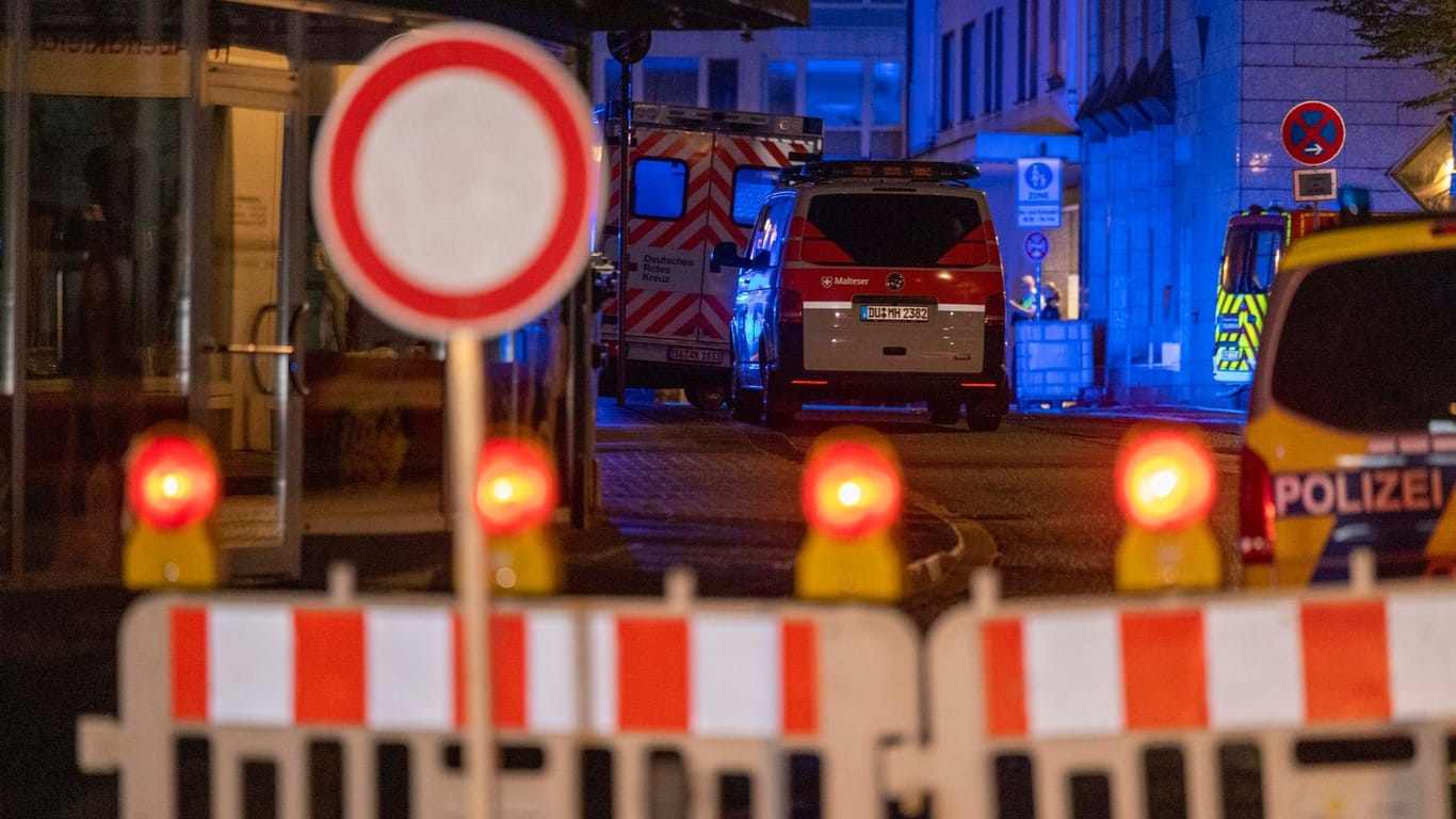 Solingen: Rettungs- und Polizeiwagen in der Innenstadt.