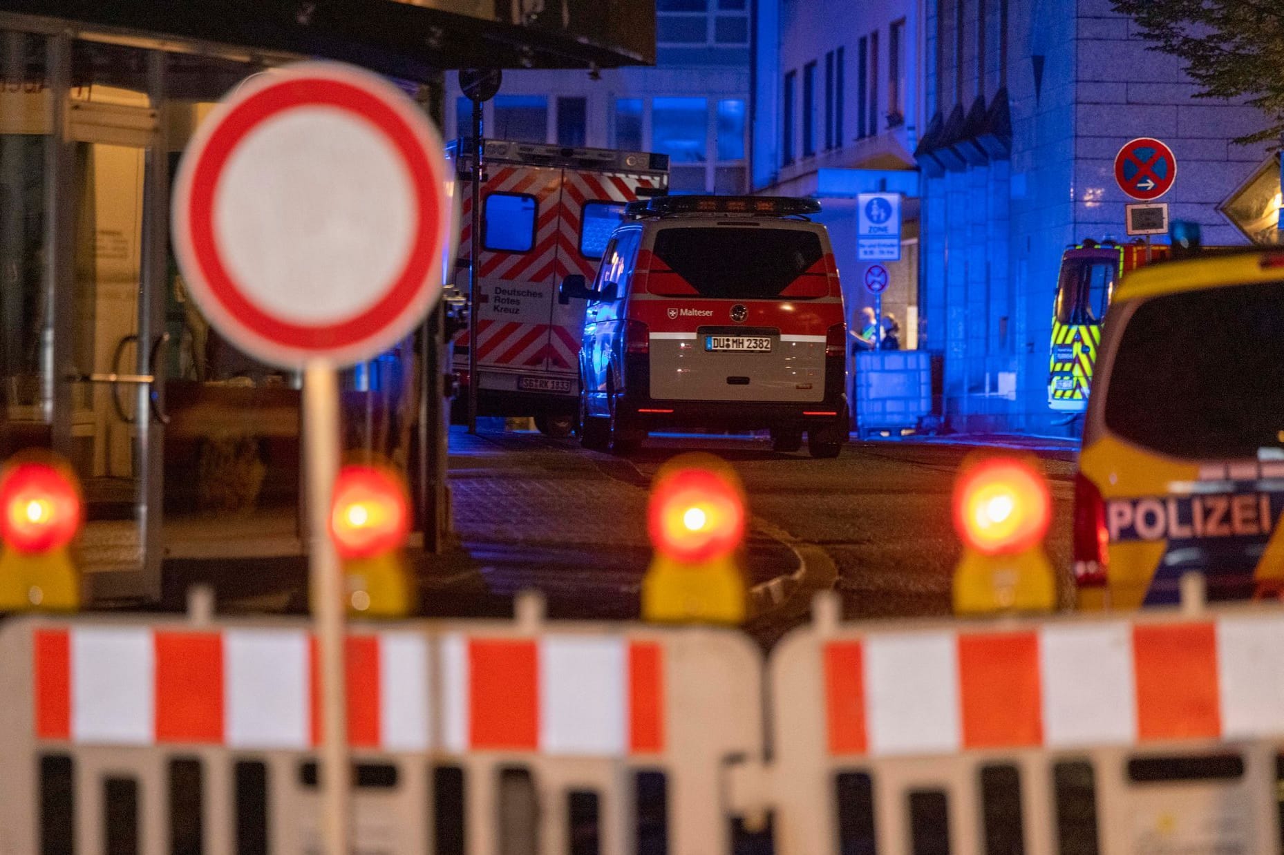 Solingen: Rettungs- und Polizeiwagen in der Innenstadt.