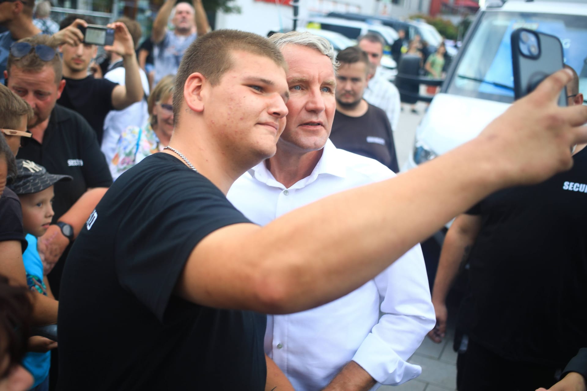 Björn Höcke mit Fan bei einem sogenannten AfD-"Familienfest": Die AfD wirbt in Ostdeutschland mit Unterhaltung für die ganze Familie.