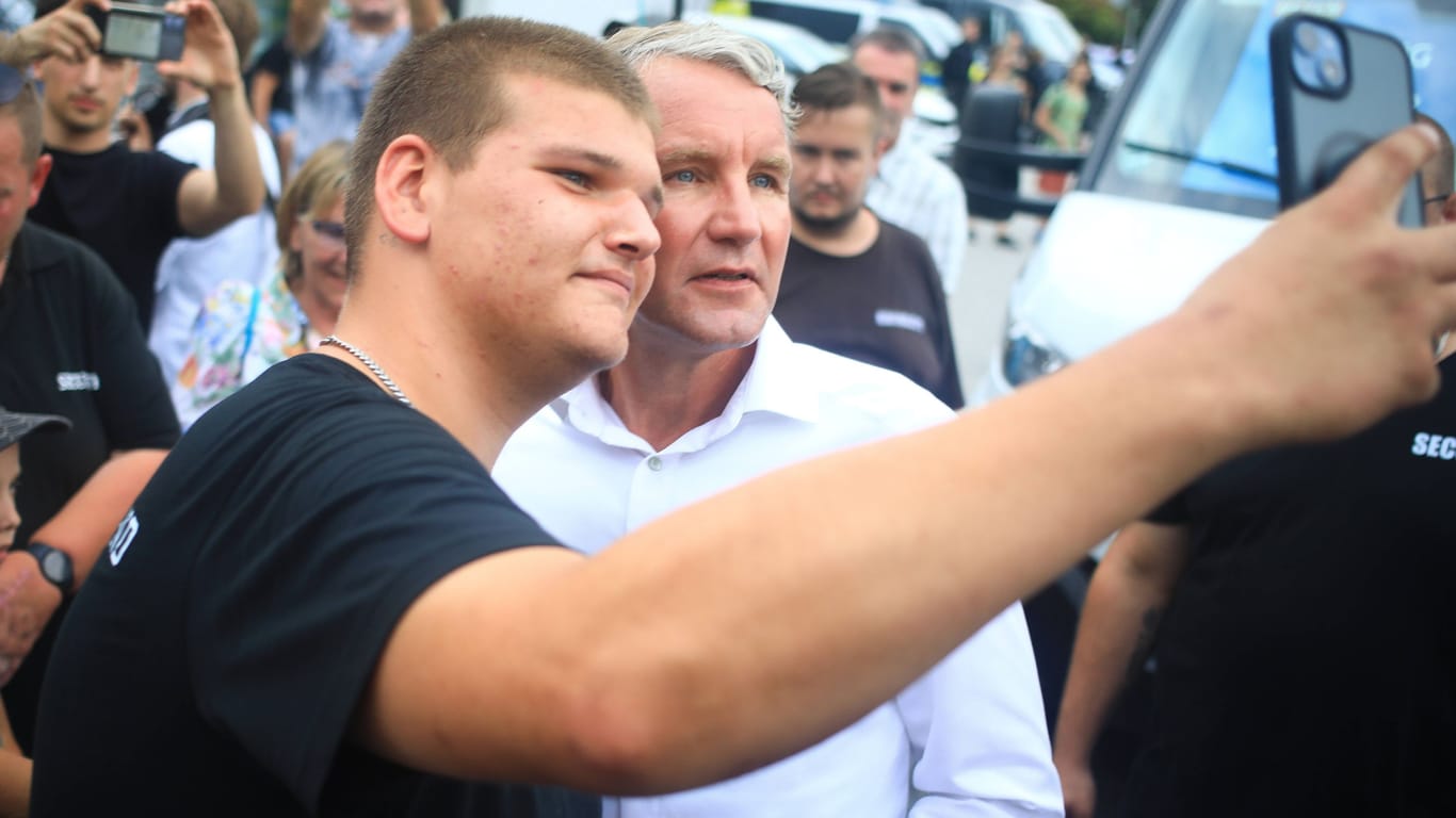 Björn Höcke mit Fan bei einem sogenannten AfD-"Familienfest": Die AfD wirbt in Ostdeutschland mit Unterhaltung für die ganze Familie.